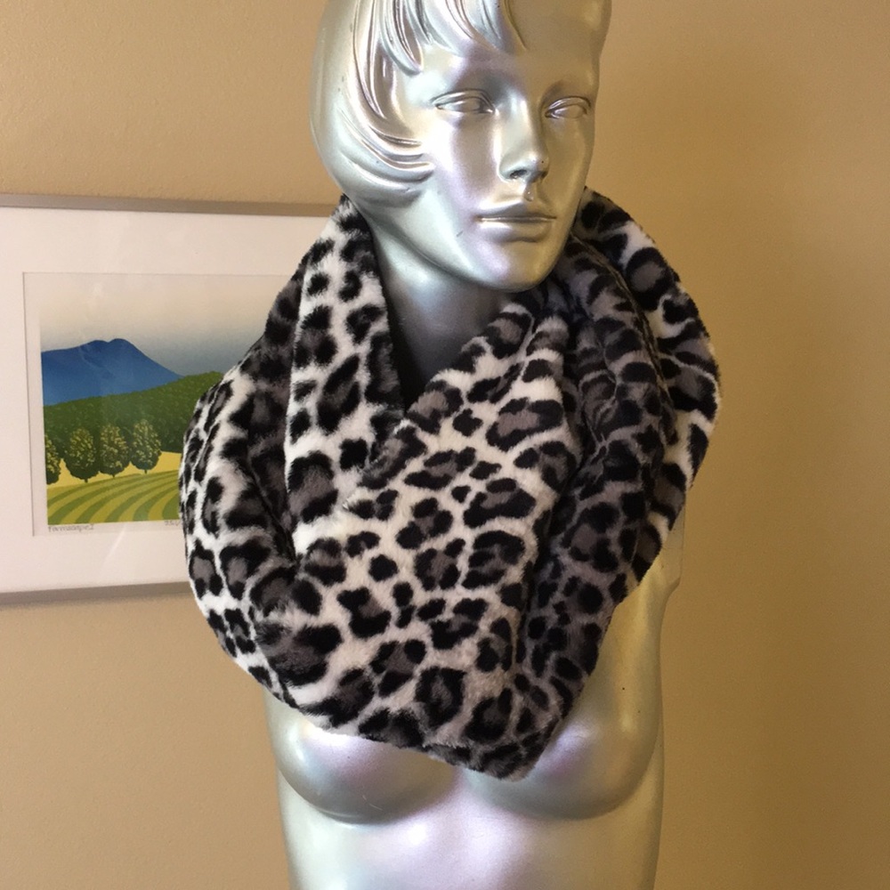 MADISON 88 | Faux Fur Infinity Scarf Leopard Print